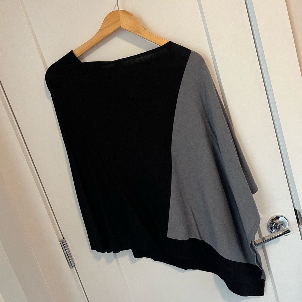 Lululemon Lightweight Knit Poncho
Black / Asphalt Grey